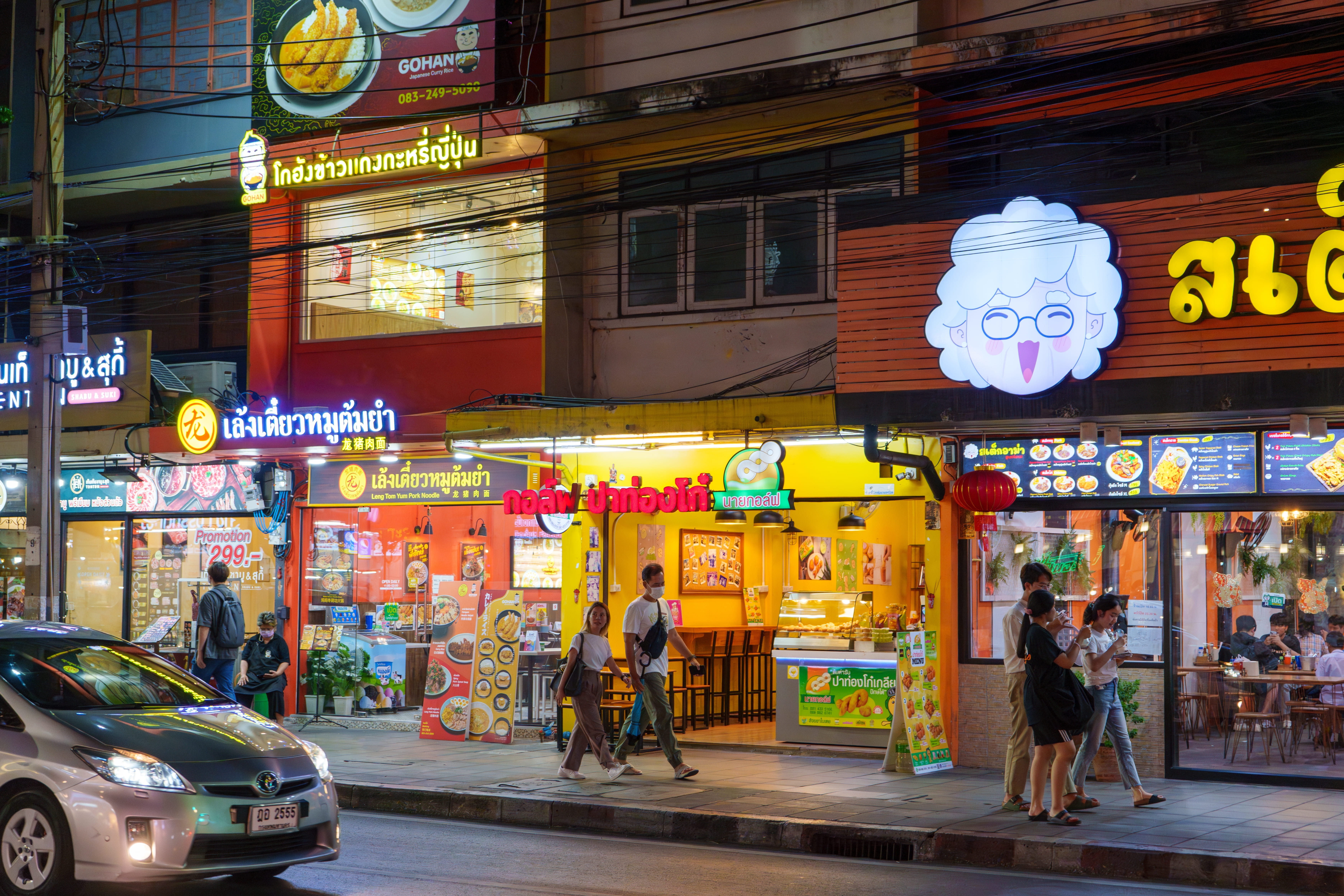 MUST EAT: Banthat Thong Road